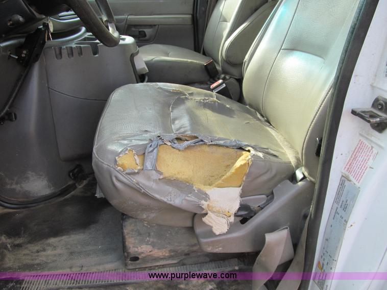 image for item D7009 2002 Ford Econoline E350 Super Duty box truck