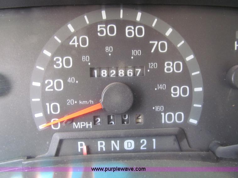 image for item D7009 2002 Ford Econoline E350 Super Duty box truck