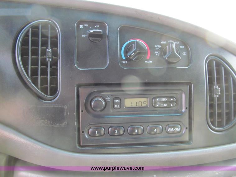 image for item D7009 2002 Ford Econoline E350 Super Duty box truck