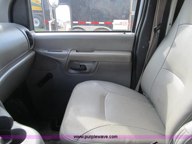image for item D7009 2002 Ford Econoline E350 Super Duty box truck