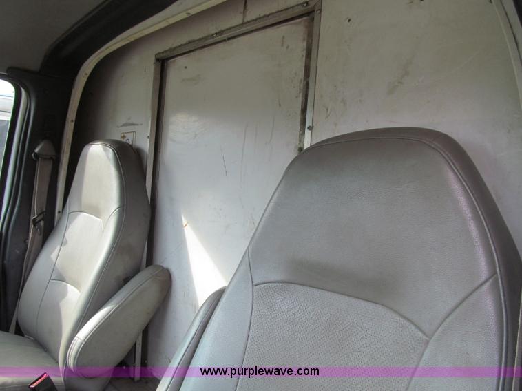 image for item D7009 2002 Ford Econoline E350 Super Duty box truck