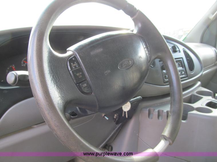 image for item D7009 2002 Ford Econoline E350 Super Duty box truck