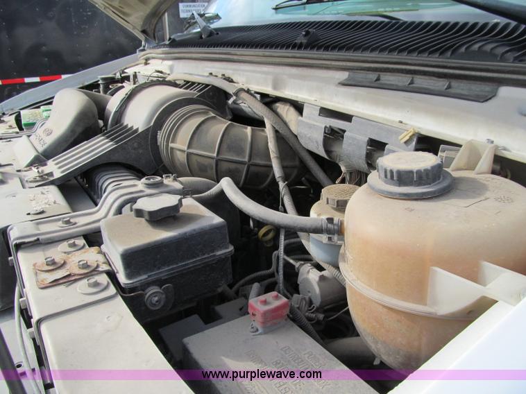 image for item D7009 2002 Ford Econoline E350 Super Duty box truck