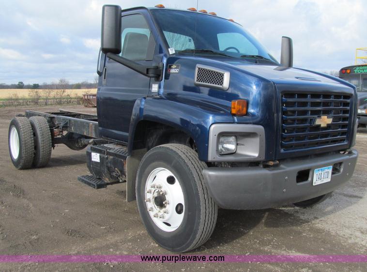 image for item D7010 2006 Chevrolet C6500 truck cab and chassis
