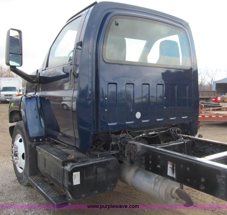 image for item D7010 2006 Chevrolet C6500 truck cab and chassis