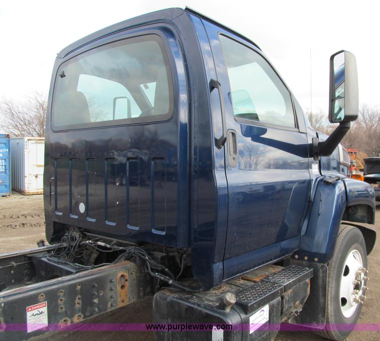 image for item D7010 2006 Chevrolet C6500 truck cab and chassis