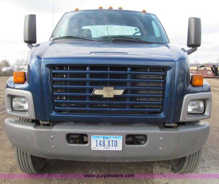image for item D7010 2006 Chevrolet C6500 truck cab and chassis