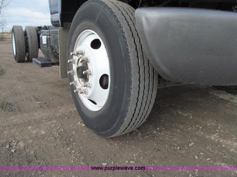 image for item D7010 2006 Chevrolet C6500 truck cab and chassis