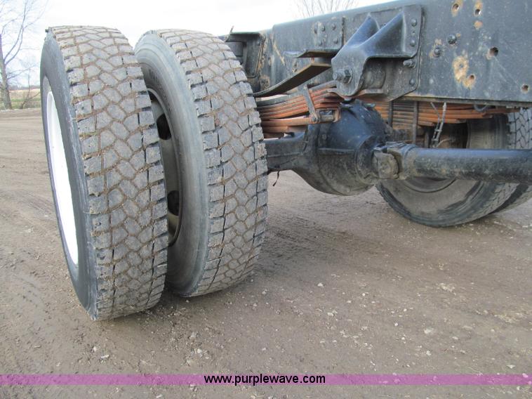 image for item D7010 2006 Chevrolet C6500 truck cab and chassis