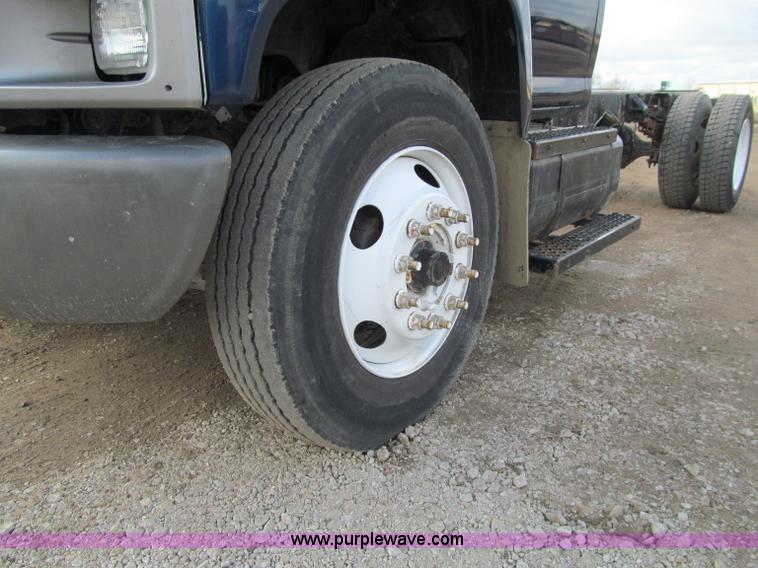 image for item D7010 2006 Chevrolet C6500 truck cab and chassis