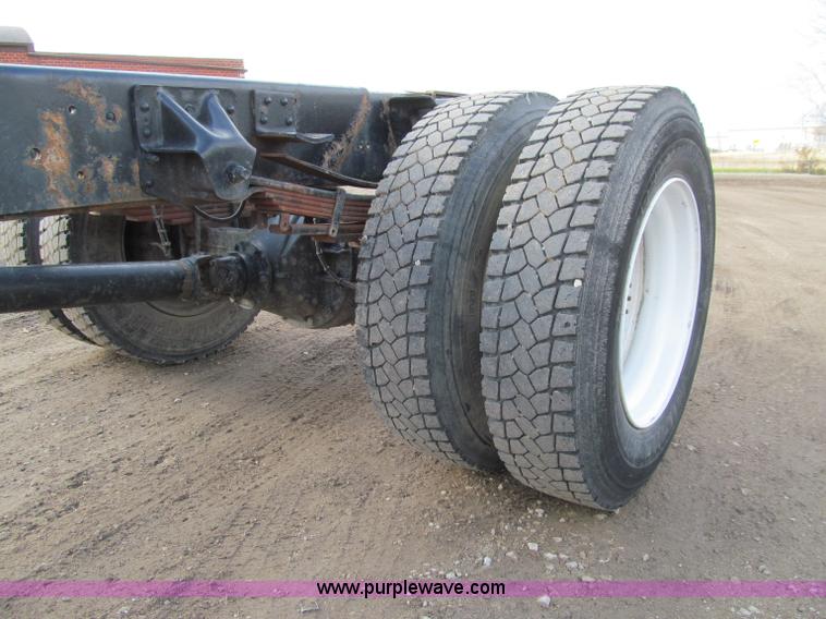 image for item D7010 2006 Chevrolet C6500 truck cab and chassis