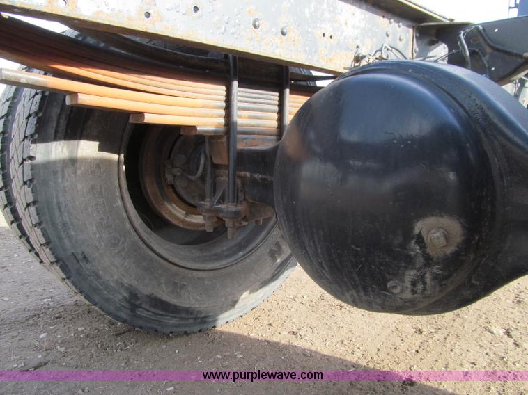 image for item D7010 2006 Chevrolet C6500 truck cab and chassis