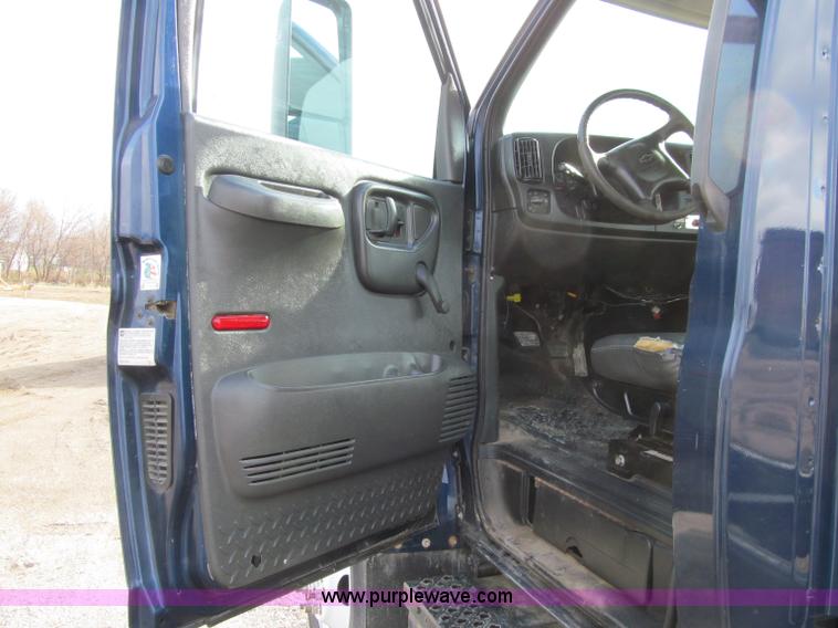 image for item D7010 2006 Chevrolet C6500 truck cab and chassis