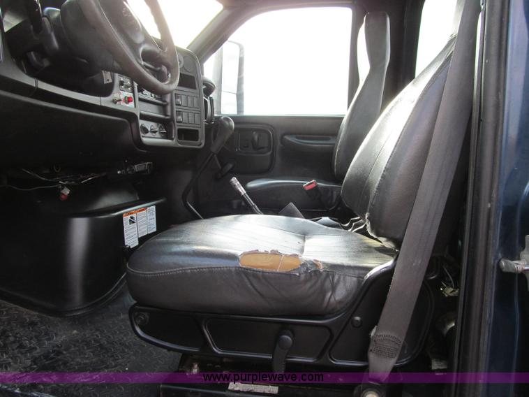 image for item D7010 2006 Chevrolet C6500 truck cab and chassis