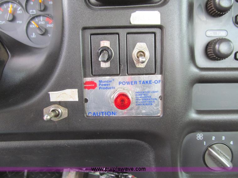 image for item D7010 2006 Chevrolet C6500 truck cab and chassis