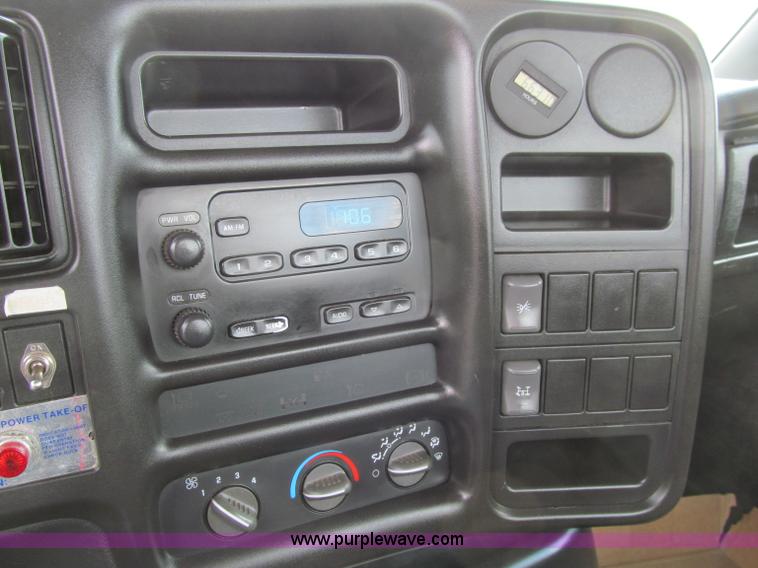 image for item D7010 2006 Chevrolet C6500 truck cab and chassis