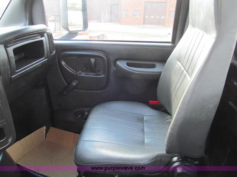 image for item D7010 2006 Chevrolet C6500 truck cab and chassis