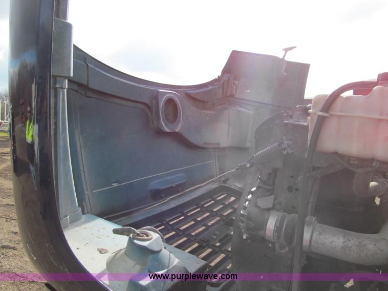 image for item D7010 2006 Chevrolet C6500 truck cab and chassis