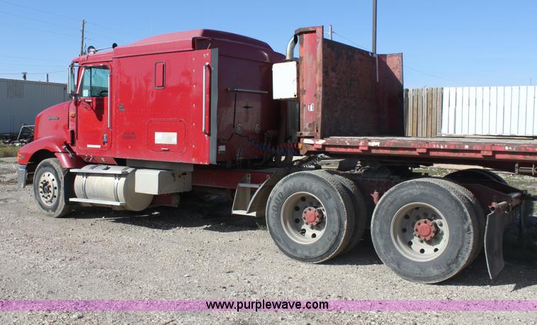 image for item E4293 1997 International 9200 tandem axle semi truck