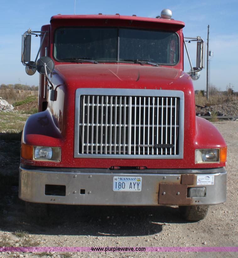 image for item E4293 1997 International 9200 tandem axle semi truck
