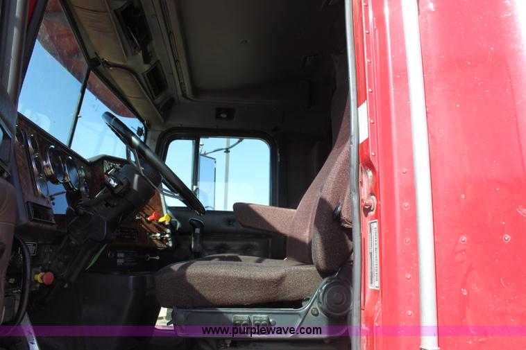 image for item E4293 1997 International 9200 tandem axle semi truck