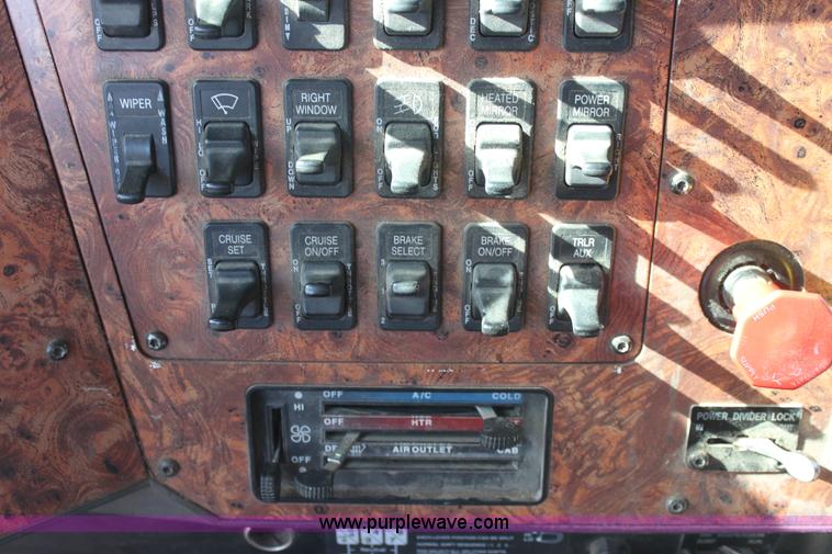 image for item E4293 1997 International 9200 tandem axle semi truck