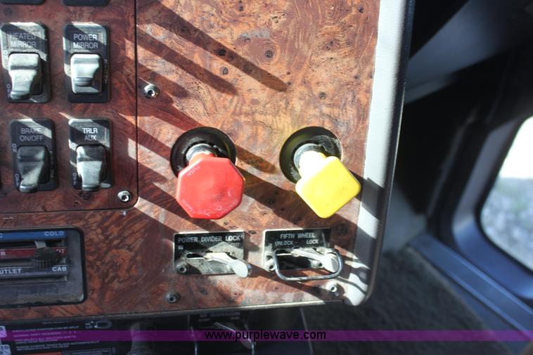 image for item E4293 1997 International 9200 tandem axle semi truck