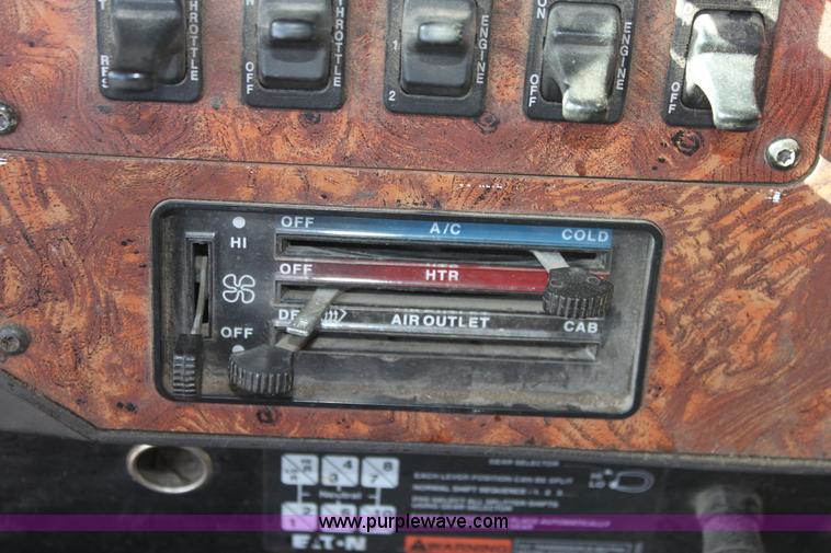 image for item E4293 1997 International 9200 tandem axle semi truck