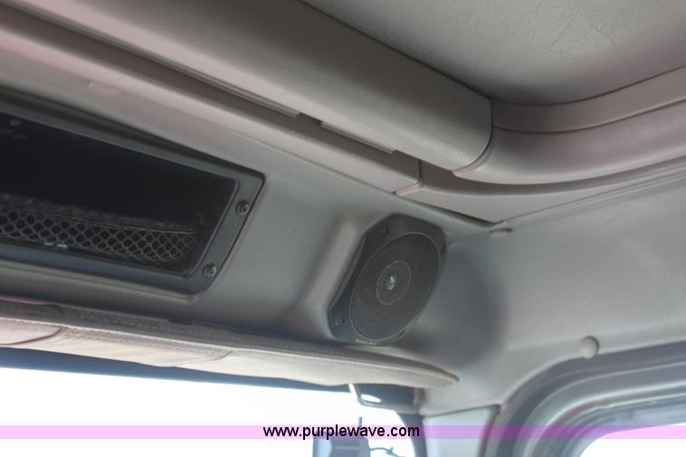 image for item E4293 1997 International 9200 tandem axle semi truck