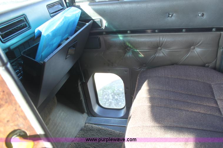 image for item E4293 1997 International 9200 tandem axle semi truck