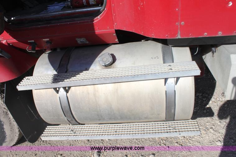 image for item E4293 1997 International 9200 tandem axle semi truck