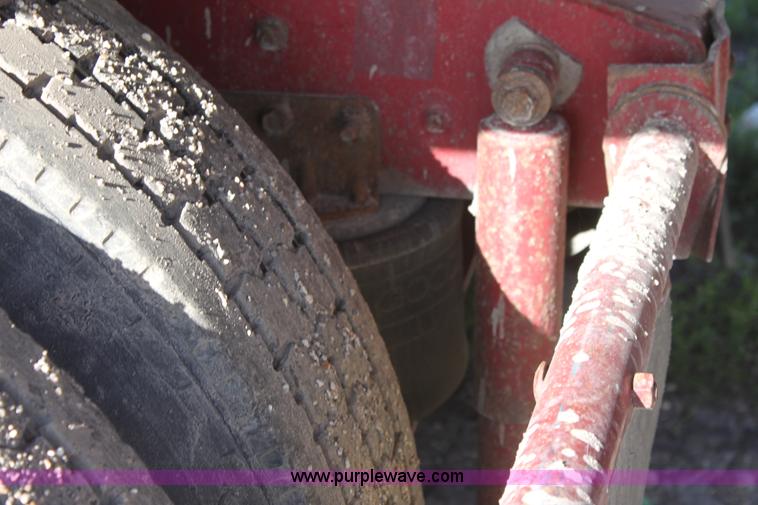 image for item E4293 1997 International 9200 tandem axle semi truck