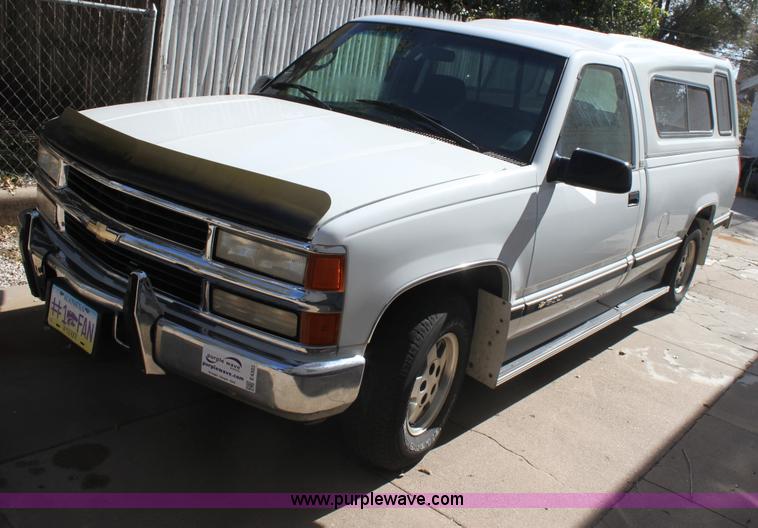 image for item E4303 1995 Chevrolet Silverado 1500 pickup truck