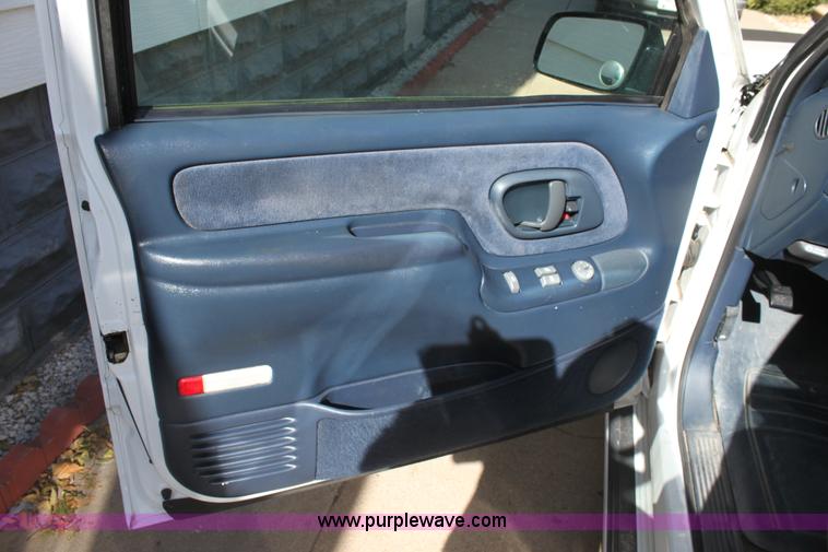 image for item E4303 1995 Chevrolet Silverado 1500 pickup truck