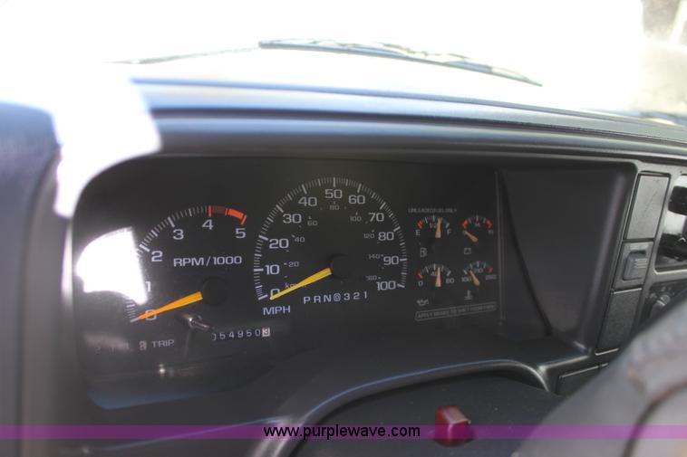 image for item E4303 1995 Chevrolet Silverado 1500 pickup truck