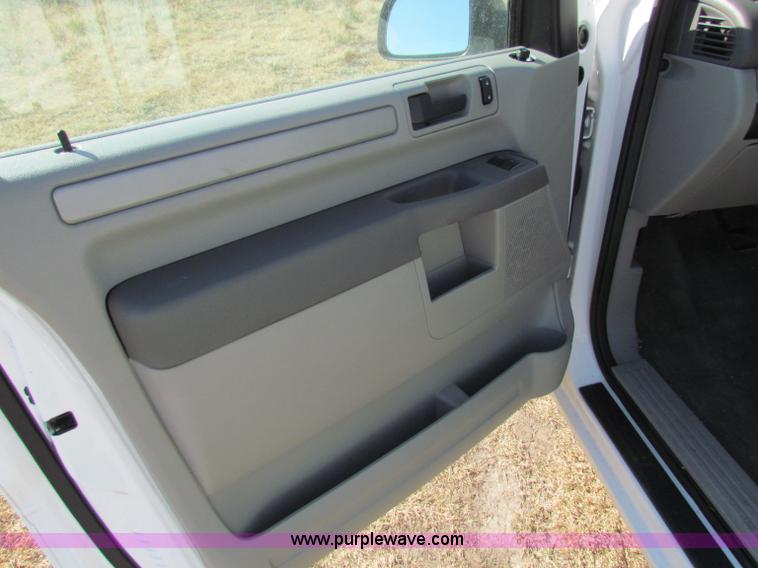 image for item E8152 2006 Ford Freestar SE minivan