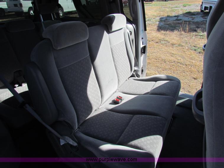 image for item E8152 2006 Ford Freestar SE minivan