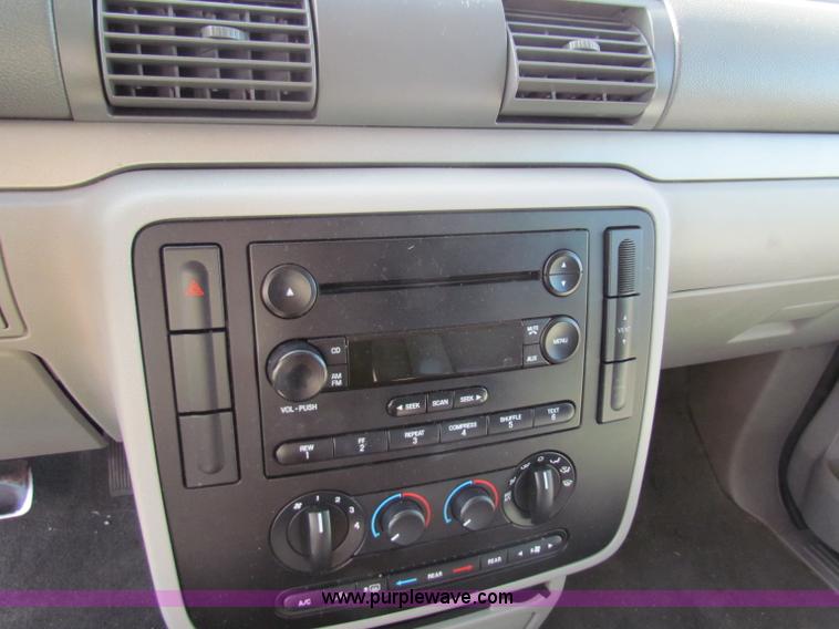 image for item E8152 2006 Ford Freestar SE minivan