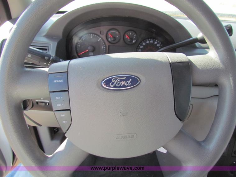 image for item E8152 2006 Ford Freestar SE minivan