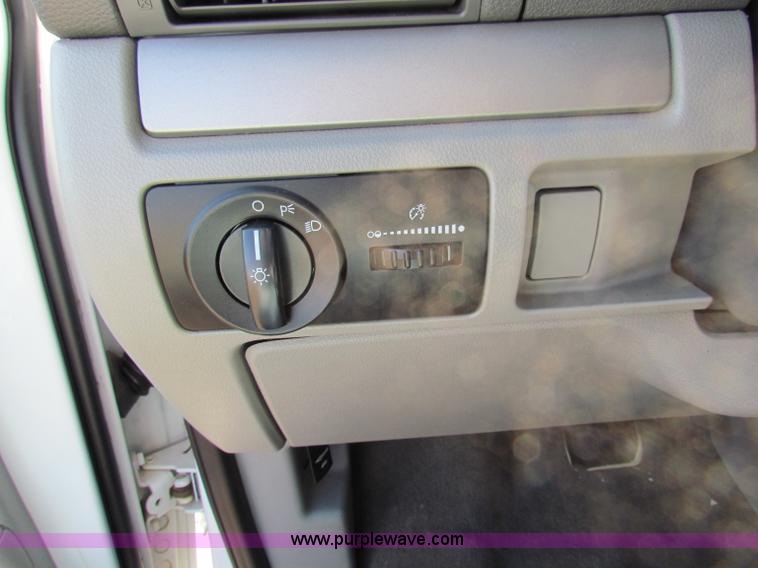 image for item E8152 2006 Ford Freestar SE minivan