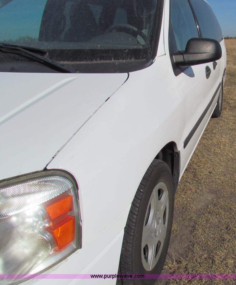 image for item E8152 2006 Ford Freestar SE minivan