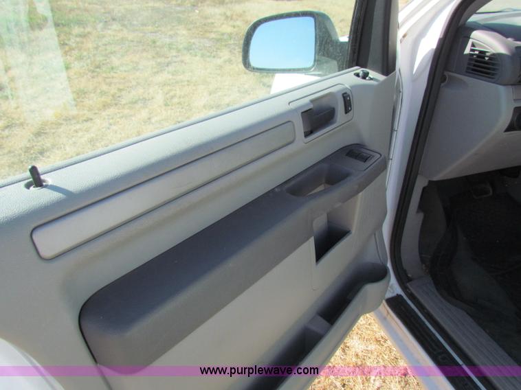 image for item E8153 2006 Ford Freestar SE minivan