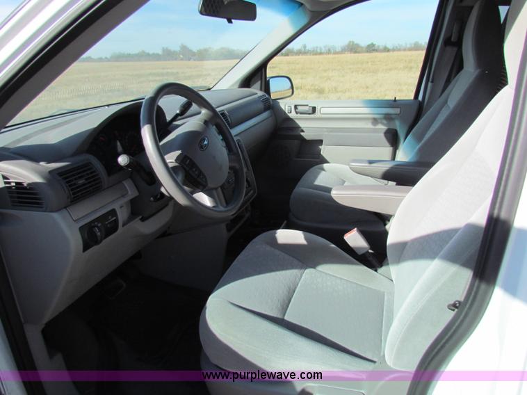 image for item E8153 2006 Ford Freestar SE minivan