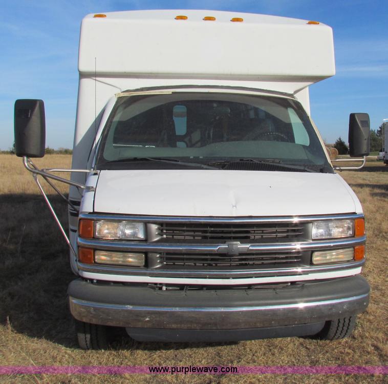 image for item E8160 2001 Chevrolet Express G3500 Cutaway bus