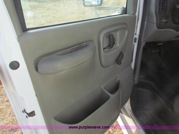 image for item E8160 2001 Chevrolet Express G3500 Cutaway bus