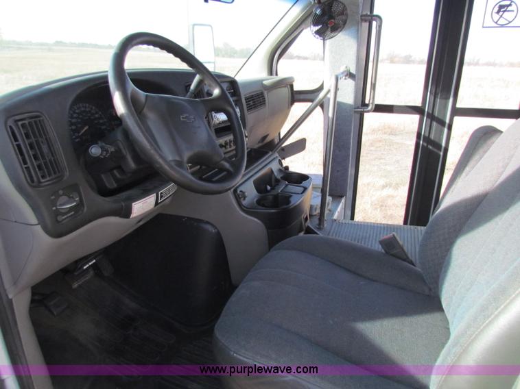 image for item E8160 2001 Chevrolet Express G3500 Cutaway bus