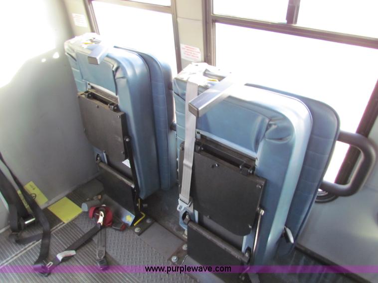 image for item E8160 2001 Chevrolet Express G3500 Cutaway bus