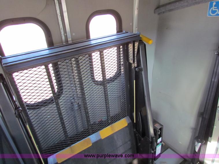 image for item E8160 2001 Chevrolet Express G3500 Cutaway bus