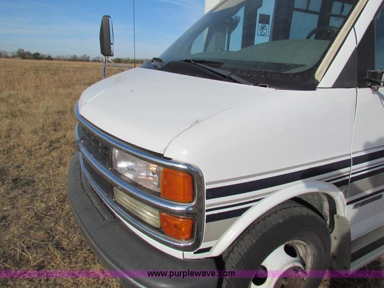 image for item E8160 2001 Chevrolet Express G3500 Cutaway bus