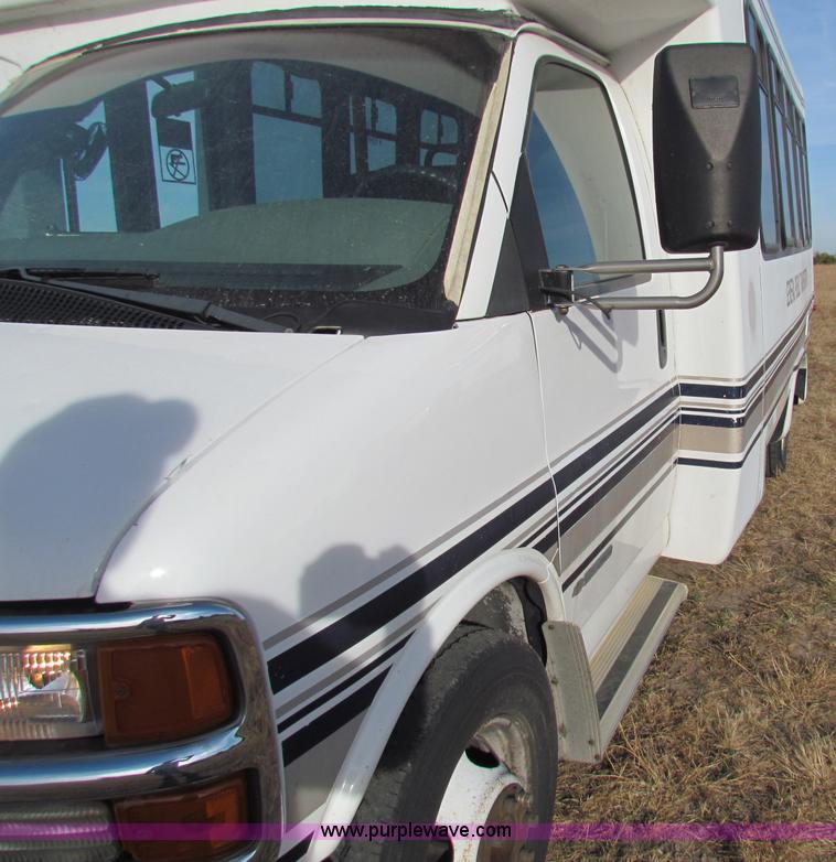 image for item E8160 2001 Chevrolet Express G3500 Cutaway bus